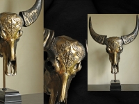 waterbuffel-kop-met-decoratie-in-metalic-brons-op-sokkel