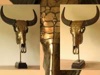 waterbuffel-kop-snakeskin-in-metalic-brons-op-sokkel